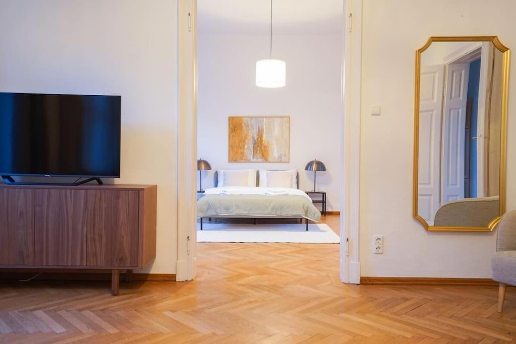 Biedermaier Charm In Moedling Apartment *