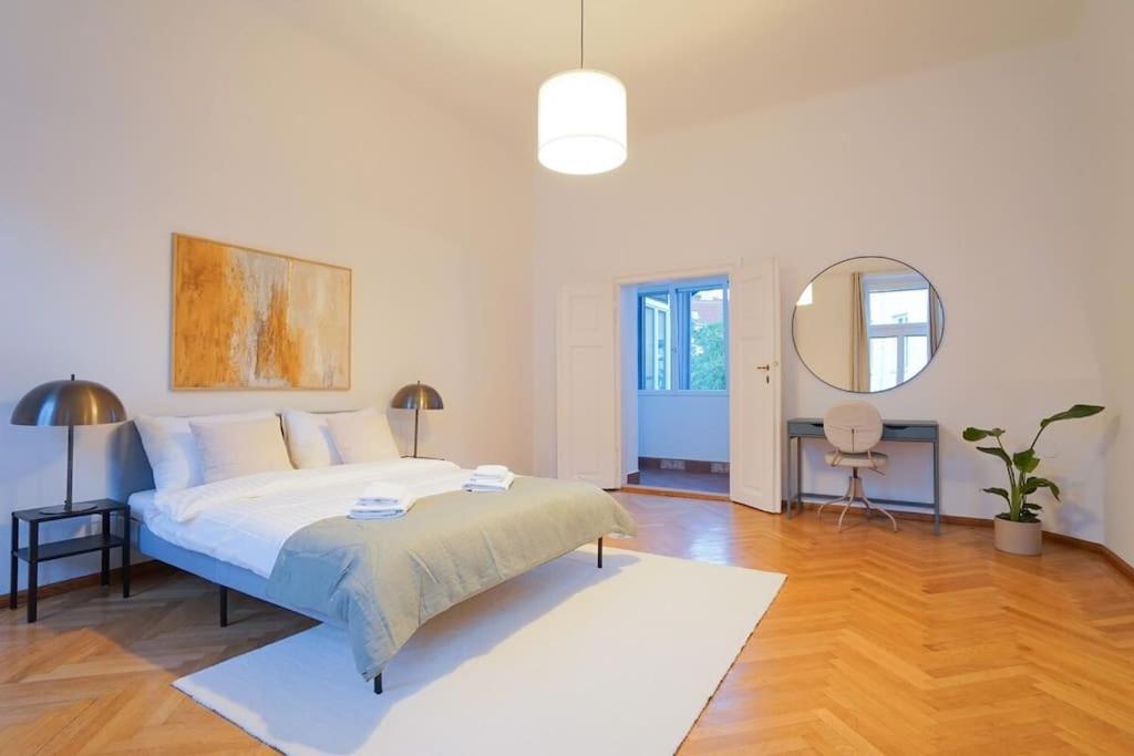 Apartment Biedermaier Charm In Moedling *